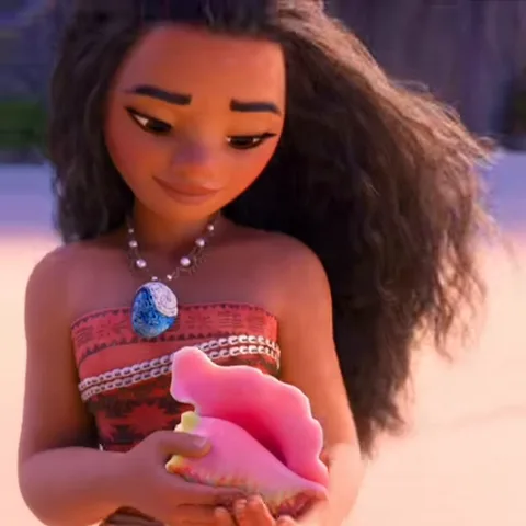 Анимация Моаны из мультфильма Disney, которая держит розовую раковину на фоне океана.