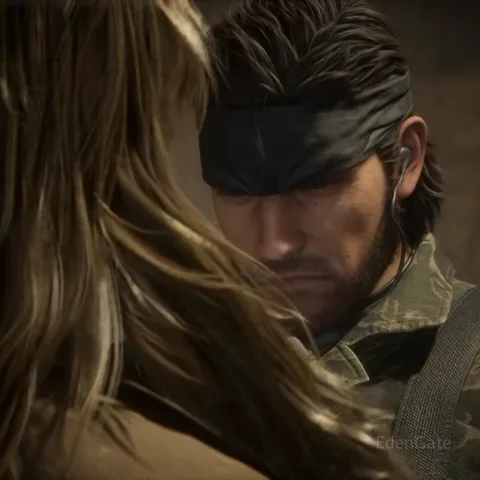Анимация из игры Metal Gear Solid Delta, где Снейк стоит перед женщиной, и взгляд камеры перемещается на её декольте.