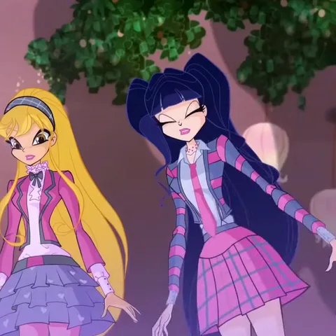 Две анимированные девушки в стиле Winx Club разговаривают на фоне деревьев.