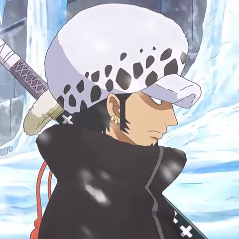 Трафальга Ло из аниме One Piece в своей фирменной шапке с пятнами поворачивается к камере на фоне падающего снега.