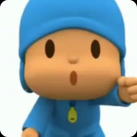 3D-персонаж Pocoyo в синей одежде с желтой молнией на груди танцует, размахивая кулаками и открыв рот от удивления или радости.