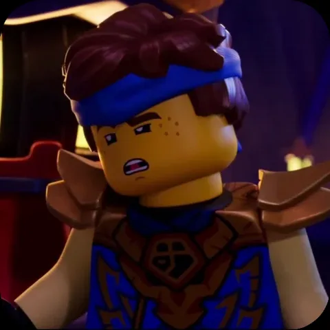 Анимация с персонажем Джеем из LEGO Ninjago в синей броне, который выглядит растерянным.