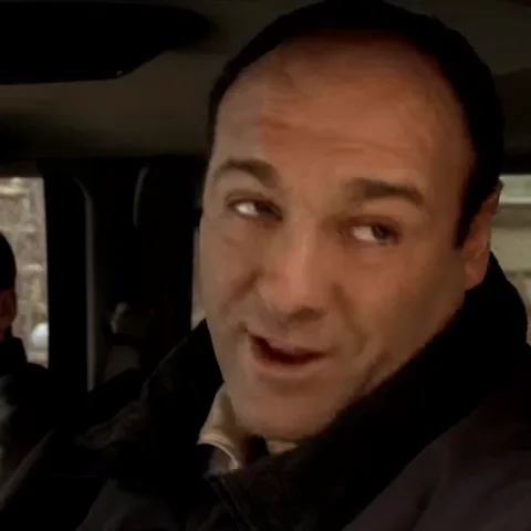 Анимация с Тони Сопрано, который сидит в машине и оживленно говорит.