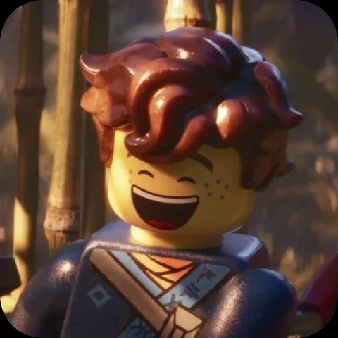 Анимация персонажа Джея из LEGO Ninjago, который радостно смеется на фоне бамбуковых зарослей.
