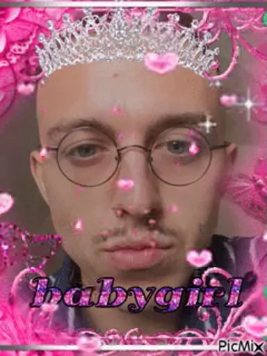 Мужчина в очках под розовым фильтром с короной и сердечками, надпись babygirl.