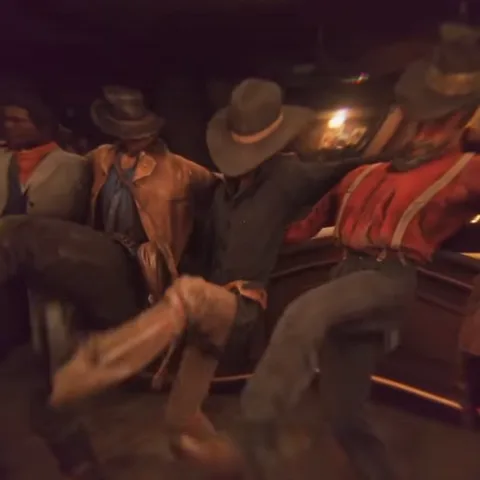 Анимация из игры Red Dead Redemption 2, где несколько персонажей-ковбоев стоят в линию и по очереди поднимают правые ноги вверх, имитируя канкан или групповой танец.