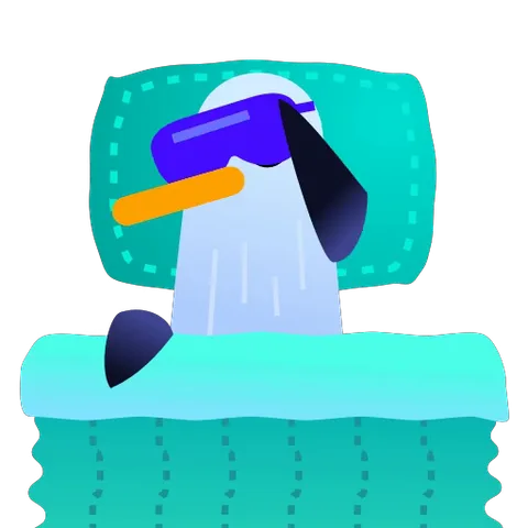 Мультяшная чайка в синих очках для сна и с оранжевым клювом лежит в кровати, укрывшись бирюзовым одеялом. Птица дремлет.