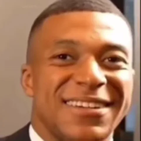 Анимация с лицом Килиана Мбаппе, который переходит от широкой улыбки к нейтральному выражению лица.