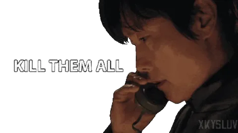 Мужчина говорит по телефону: «Kill them all»