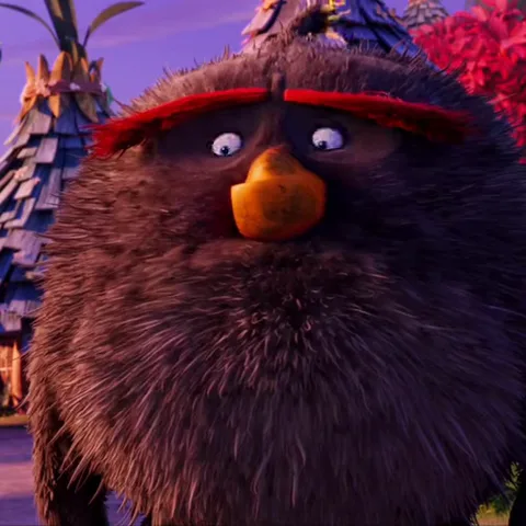 Анимация персонажа игры Angry Birds: черная круглая птица с красными бровями надувается, становясь больше.