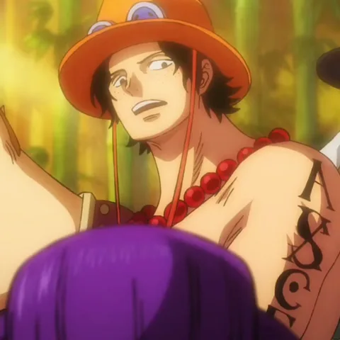 Анимация персонажа Эса из аниме One Piece. Он сидит, одет в оранжевую шляпу и бусы. Сначала его лицо выглядит озадаченным или смущенным, но затем он широко улыбается.