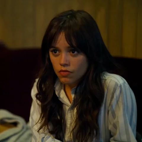 Анимация с девушкой с длинными тёмными волосами в полосатой рубашке, которая меняет выражение лица с нейтрального на хитрую ухмылку.