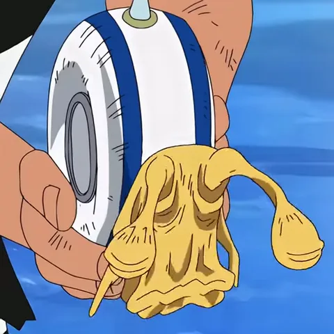 Анимация из One Piece: Багги крупным планом плачет, глядя на смятую ткань в своих руках.