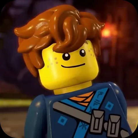 Желтоголовая фигурка LEGO с рыжими волосами в синем костюме ниндзя покачивает головой на темном фоне.