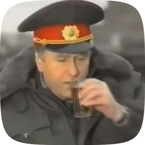 Анимация мужчины в военной форме, который спокойно пьёт чай из гранёного стакана.