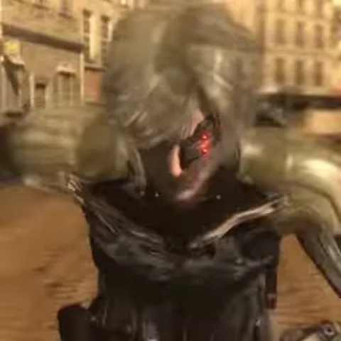 Киборг Райден из Metal Gear Rising: Revengeance ругается во время боя и падает на землю после удара.